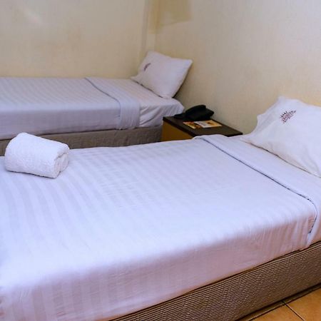Aponye Hotel Кампала Экстерьер фото