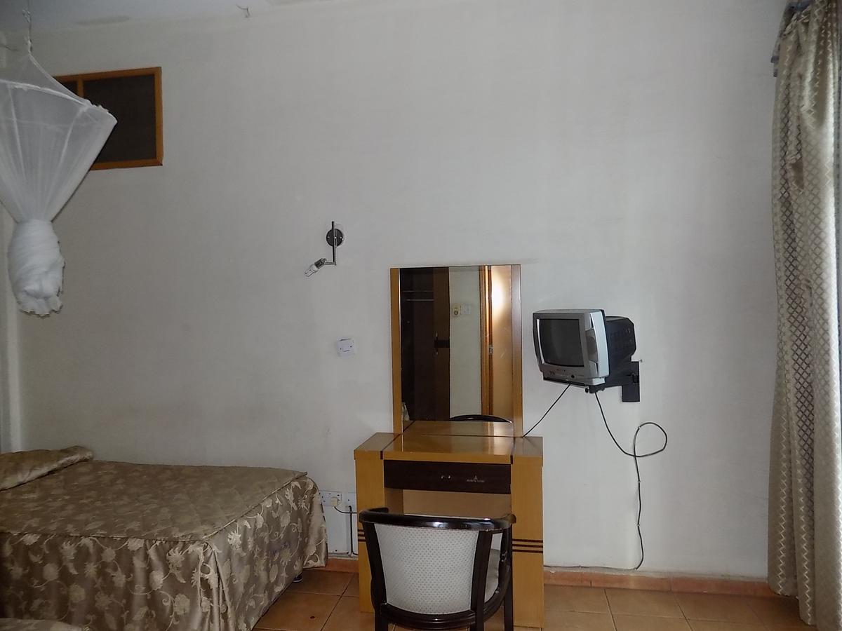 Aponye Hotel Кампала Экстерьер фото