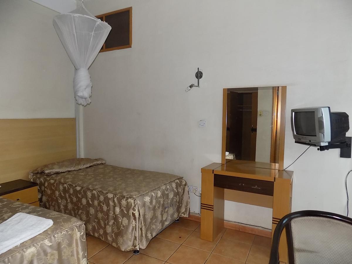 Aponye Hotel Кампала Экстерьер фото