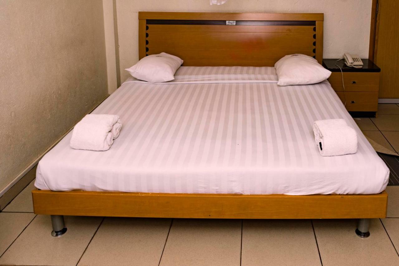 Aponye Hotel Кампала Экстерьер фото