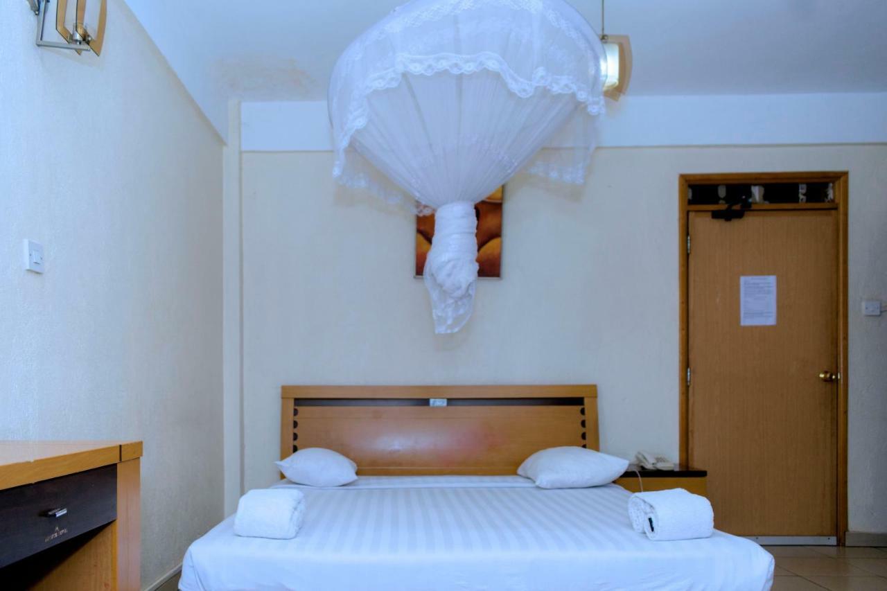 Aponye Hotel Кампала Экстерьер фото